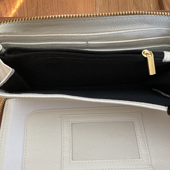 ⚜️Betsey Johnson Tan 3D Flower Design Wallet! NWT! - Picture 6 of 10